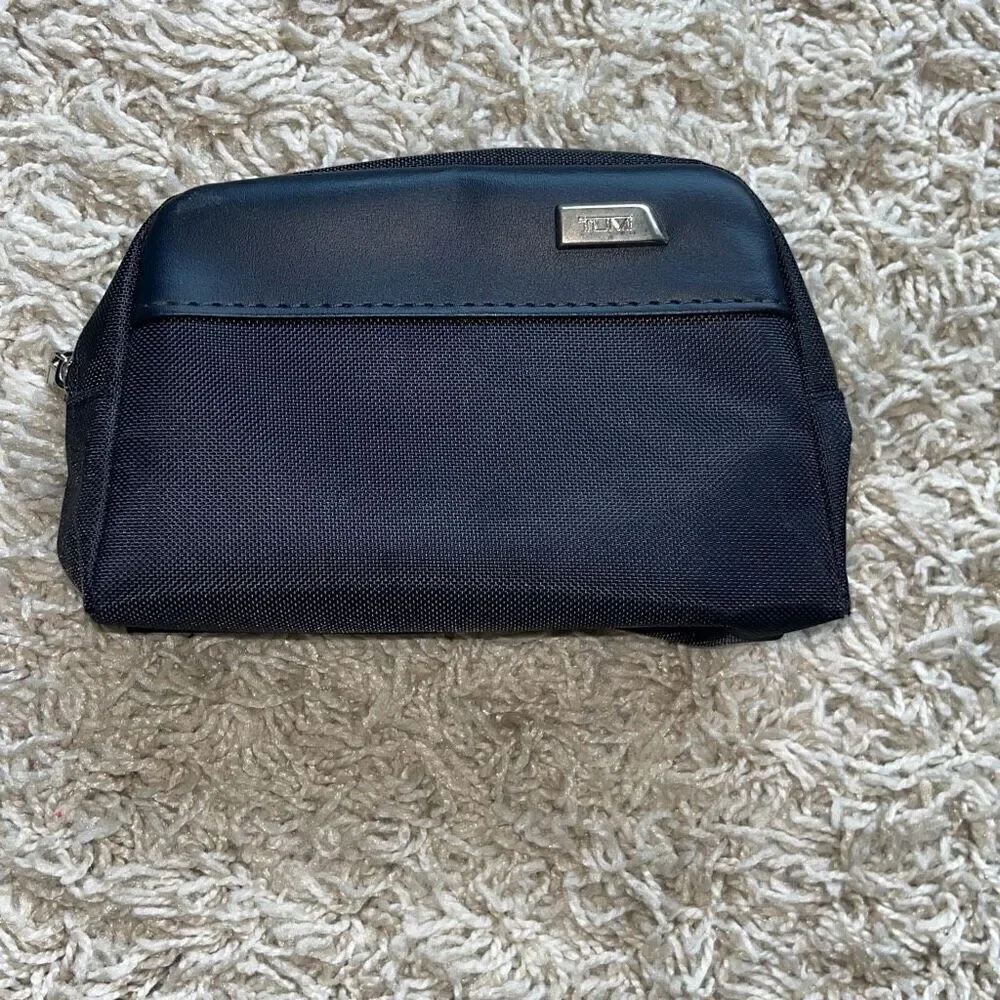 Tumi delta small